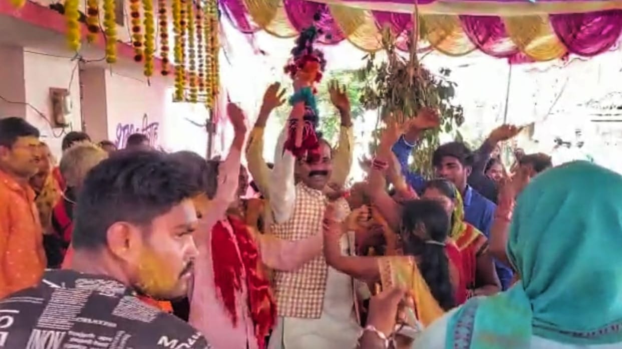 chhattisgarh congress MLA Kunwar Singh Nishad sang doha and did Raut nacha in balod