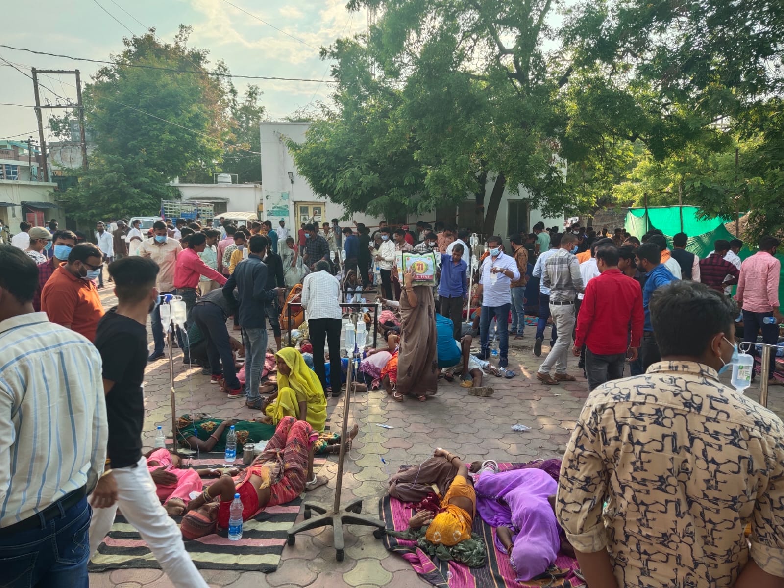 In Dhar's village Dhamana, more than 200 people got food poisoning