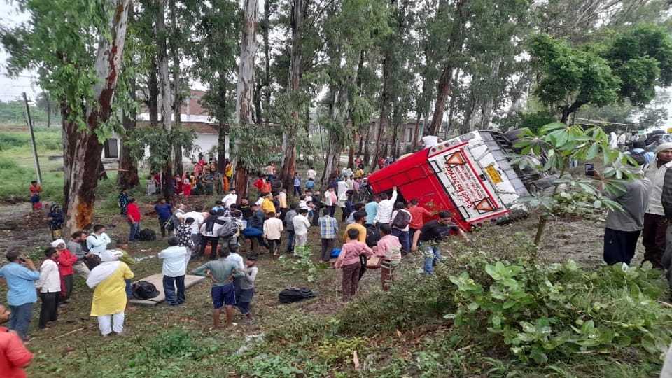 bus overturned down from highway due to steering failure in Gajrauli 11 passengers injured