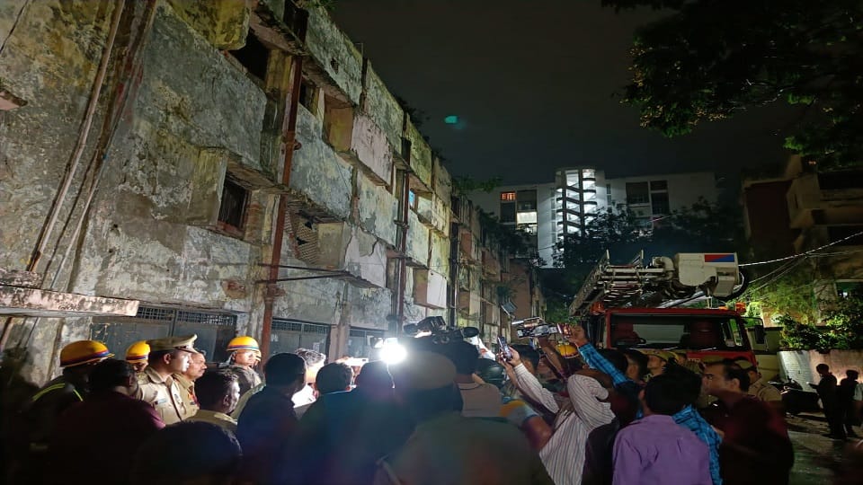 Lucknow News: The balcony of dilapidated building fell near the DGP residence, firefighters pulled out three