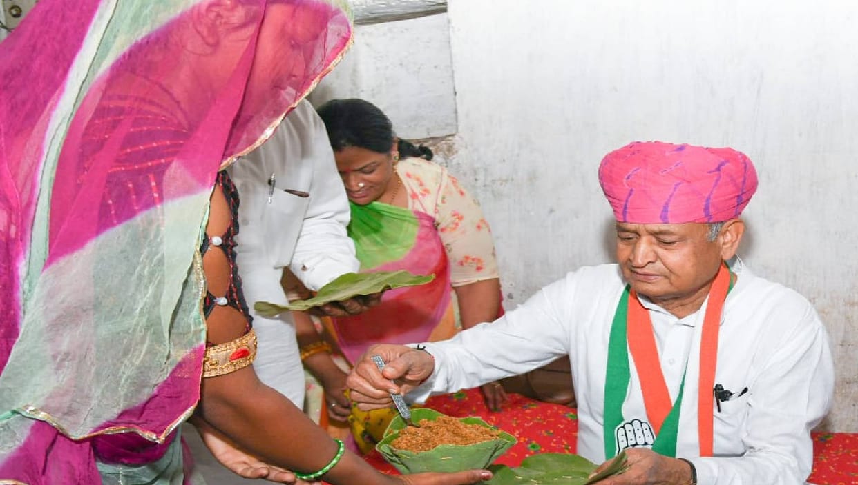 CM ashok gehlot celebrates birthday with tribal family in Udaipur woman feeds lapsi with hands