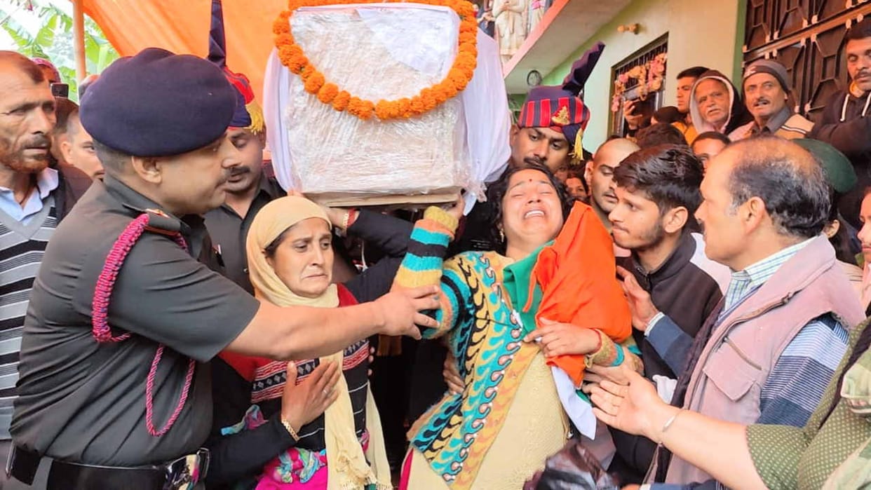 Martyr Sandeep Kumar: Martyr's wife and mother gave shoulders to the bier by carrying one and a half year old