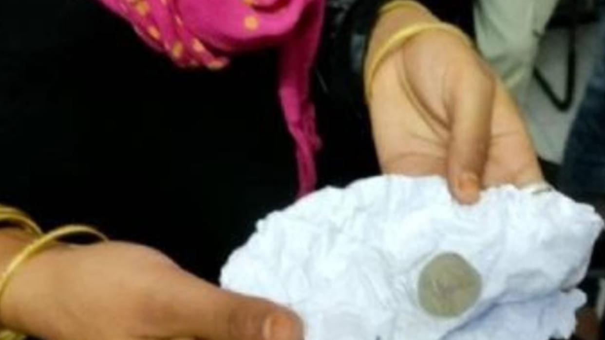 Fraud of jewelry from an old woman in the name of worship