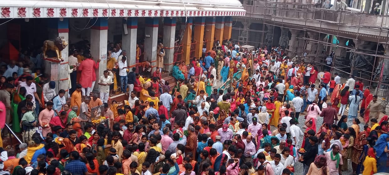 Mirzapur: Devotees thronged to worship in Vindhyachal Dham, the temple complex echoed with cheers