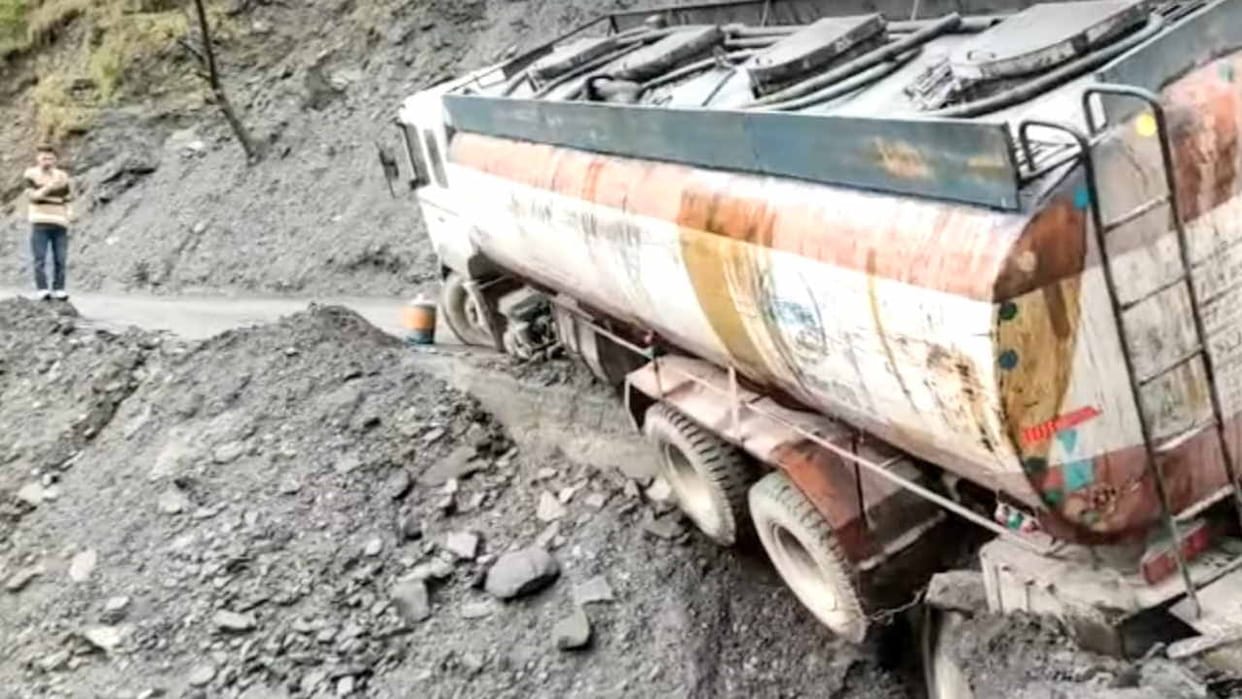Oil tanker hanging from the road, movement of large vehicles remained closed for 24 hours