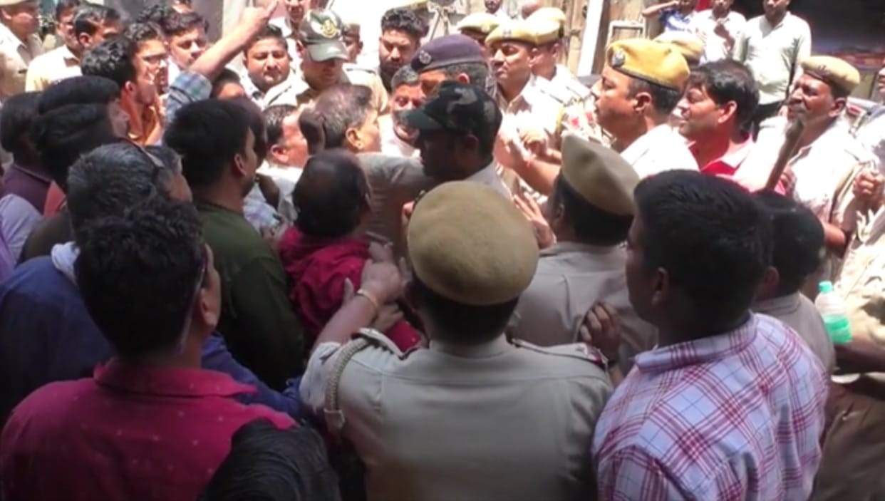 Traders manhandled the municipality and the police force in Bharatpur team gone to remove encroachment