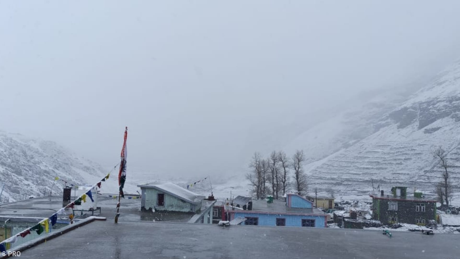 Himachal Snowfall in Lahaul Movement of vehicles stopped from Atal Tunnel many workers stuck in Lahaul Darcha