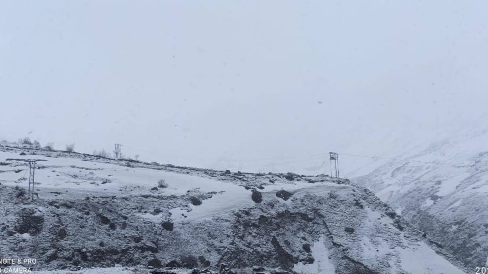 Himachal Snowfall in Lahaul Movement of vehicles stopped from Atal Tunnel many workers stuck in Lahaul Darcha