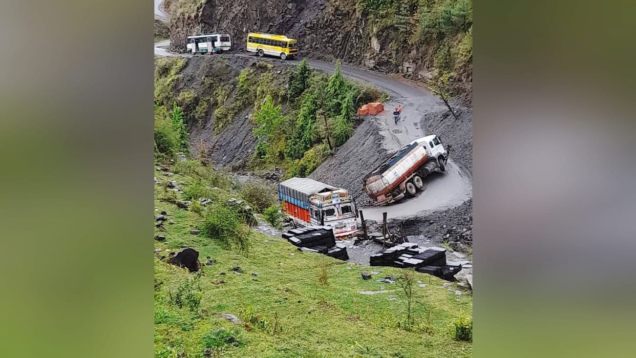 Oil tanker Stuck in road in Seraj Mandi Himachal Pradesh