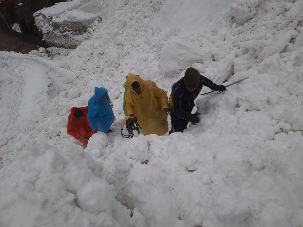 Four portars stuck in iceberg zone on Kedarnath Route removed safely Uttarakhand news in hindi