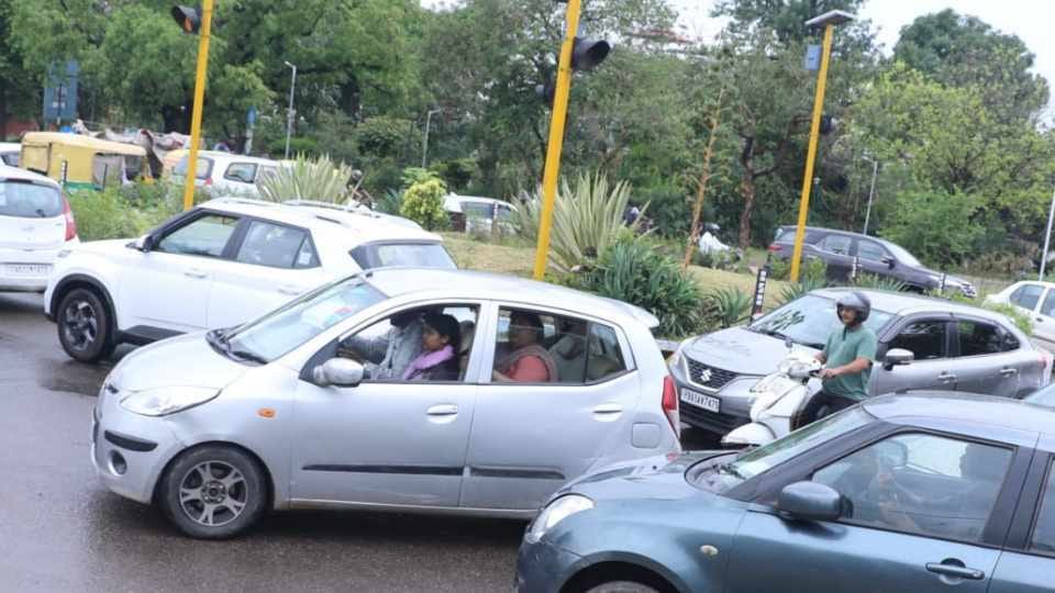 Employees face trouble on the first day due to change in office timings in Punjab