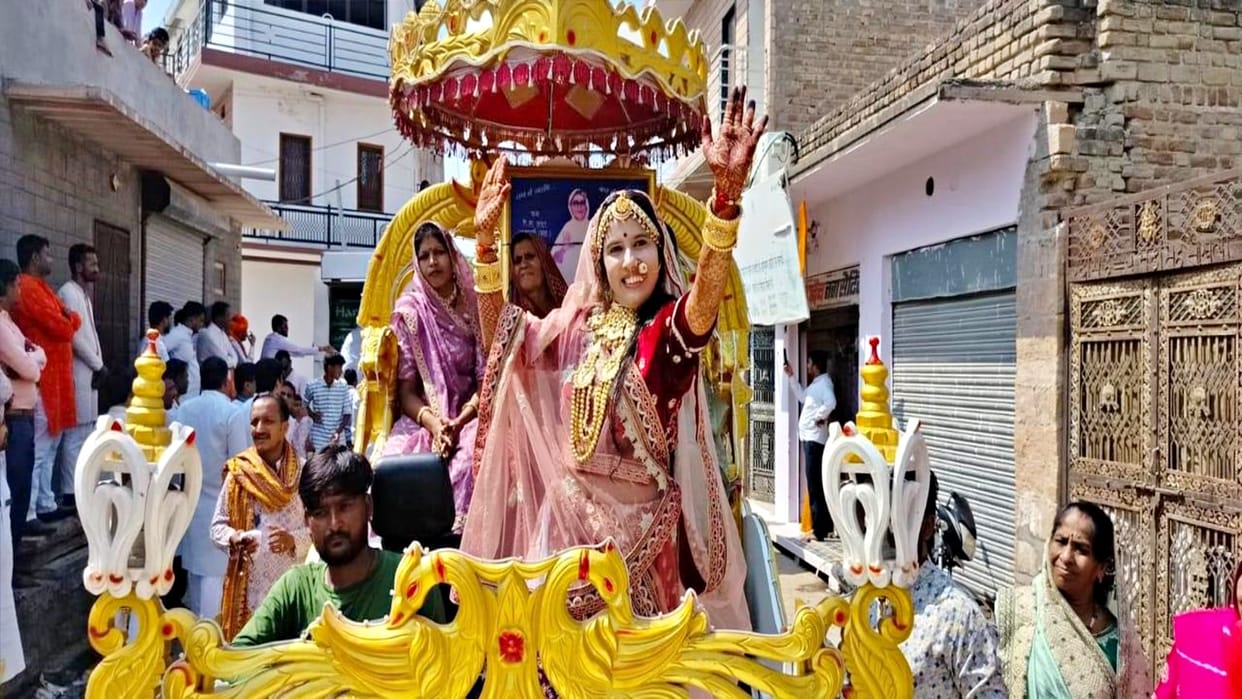 Rajasthan Devotees gathered in Barmer for the Deeksha Varshidan Rath Yatra of Jain Samaj