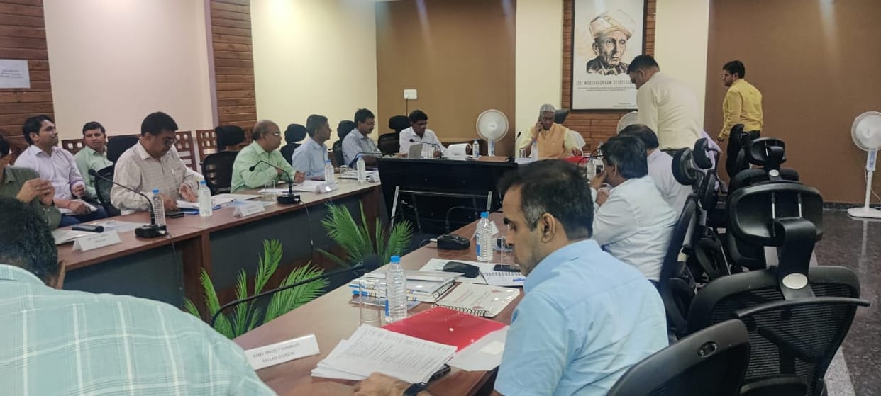 Complaints about pending rail projects of Indore reached Delhi, then the chairman had to come to Indore.