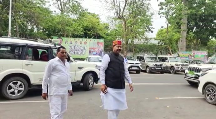 Bihar: Lalu Prasad hosted a banquet at Rabri residence, Tej Pratap said-came to meet God, Tejaswi Yadav