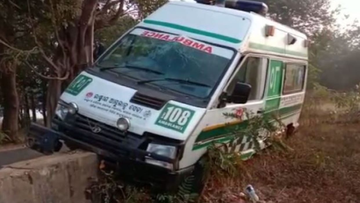 Kerala: Ambulance overturns after hitting a tree, three people including patient killed
