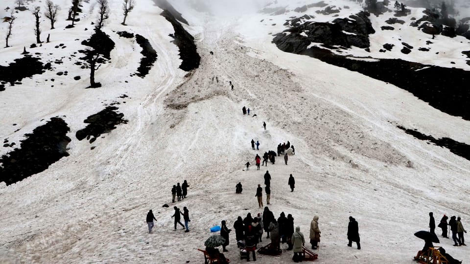 jammu kashmir weather Snowfall in hilly areas monsoon like showers in plains in may coolness instead of heat