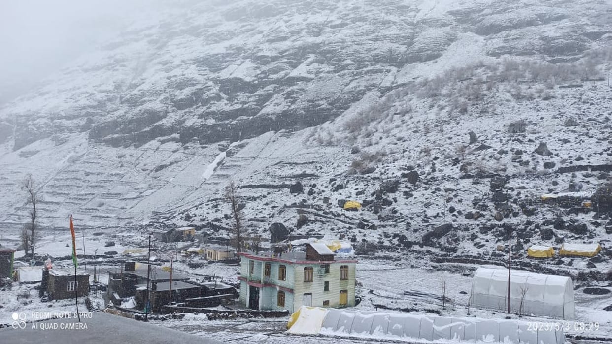 Himachal Snowfall in Lahaul Movement of vehicles stopped from Atal Tunnel many workers stuck in Lahaul Darcha
