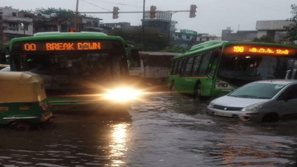 Delhi Traffic Police issued advisory regarding rain in delhi ncr weather update