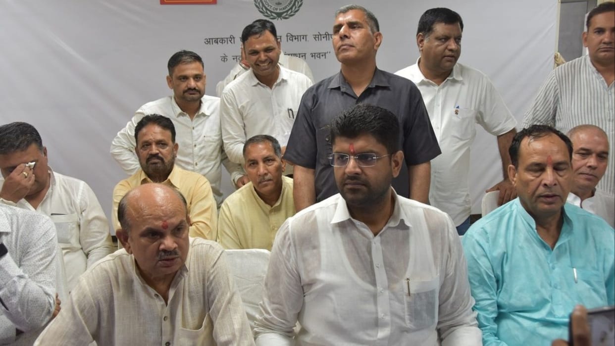 Dushyant Chautala again told Abhay Chautala non serious politician