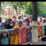 मतदान के लिए की लगी लाइन