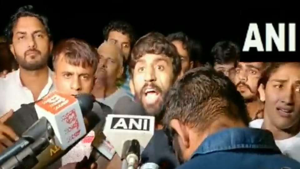 Delhi : Clash between police and wrestlers at Jantar Mantar