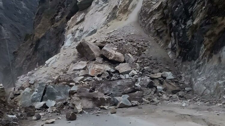 Uttarakhand Weather News Badrinath Highway blocked in Chhinka by debris 10000 passengers stranded