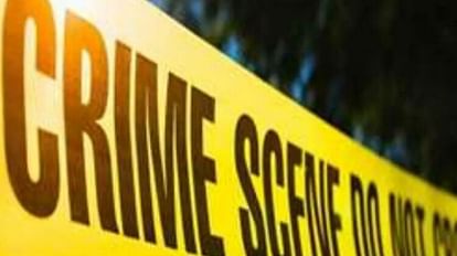 Murder: झांसी में सनकी बेटे ने पिता की लाठियों से पीट-पीटकर की नृशंस हत्या, रात में सोते समय किया हमला Crazy son brutally murdered his father by beating him with sticks in Jhansi