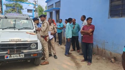 Bihar News: वाहन जांच कर रहे पुलिस के जवान को बाइक ने मारी टक्कर, मौत; बाइक सवार दो युवक भी घायल Bihar News Bike collided with policeman checking a vehicle in Vaishali died