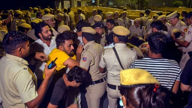 Wrestler Protest Vinesh Sakshi Wept After Clash With Delhi Police Bajrang’s Wife Sought Support See Photos