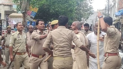 UP Nikay Chunav: चंदौली में फर्जी मतदान को लेकर भिड़े दो पक्ष, पुलिस ने लाठी पटक कर भगाया UP Nikay Chunav Two parties clashed over bogus voting in Chandauli