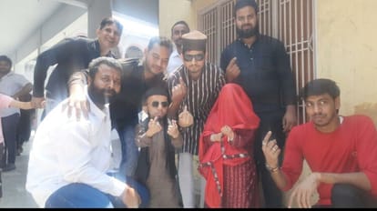 Nikay Chuanv Shamli: पत्नी संग मतदान करने पहुंचा ढाई फीट का अंजीम मंसूरी, सेल्फी लेने वालों की लगी भीड़ Nikay Chuanv Shamli: Two and a half feet tall Anjim Mansoori reached to caste vote with his wife