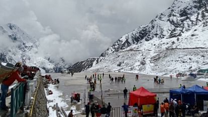 Kedarnath Heli Service: Pilgrims getting upset due to cancellation of heli service due to bad weather