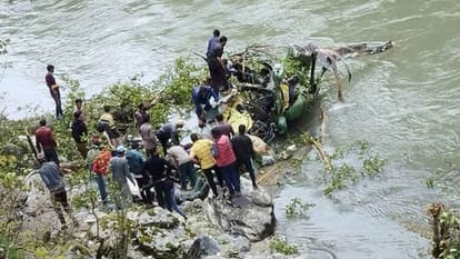 Jammu Kashmir: किश्तवाड़ के दूर-दराज इलाके में सेना का हेलीकॉप्टर दुर्घटनाग्रस्त, 2 से 3 जवान थे सवार Jammu Kashmir: Army helicopter crashed in remote area of Kishtwar 2 to 3 soldiers were on board