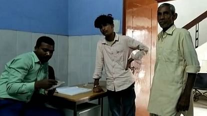 Bihar News: The snake bitten him too; the elderly man reached the hospital, saved his life; Bihari spirit