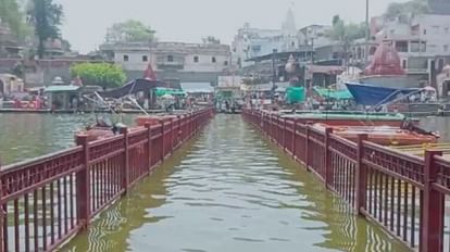 Ujjain: लगातार हो रही बारिश का असर, वैशाख महीने में बढ़ा मां शिप्रा का जलस्तर, छोटी रपट के ऊपर से बह रहा पानी Ujjain Due to incessant rains water level of Maa Shipra increased in the month of Vaishakh