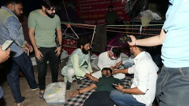 Wrestler Protest Vinesh Sakshi Wept After Clash With Delhi Police Bajrang’s Wife Sought Support See Photos