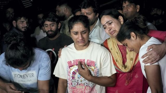 Wrestler Protest Vinesh Sakshi Wept After Clash With Delhi Police Bajrang’s Wife Sought Support See Photos