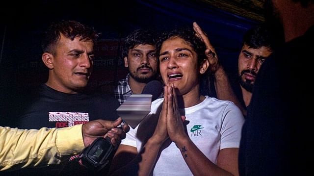 Wrestler Protest Vinesh Sakshi Wept After Clash With Delhi Police Bajrang’s Wife Sought Support See Photos