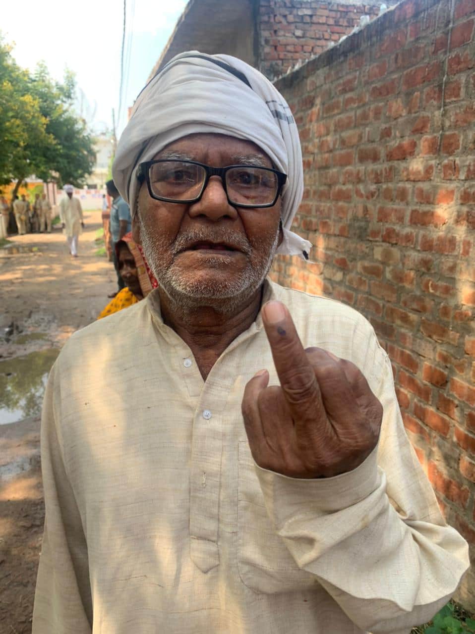 Nikay Chunav Photos This disabled girl told how important it is to vote, see the pictures of voting
