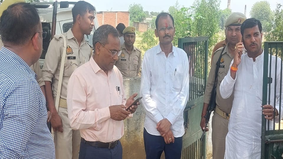 UP Nikay Chunav 2023 Booth capturing in Kusmara agents stamping ballot papers Complaint to DM Mainpuri