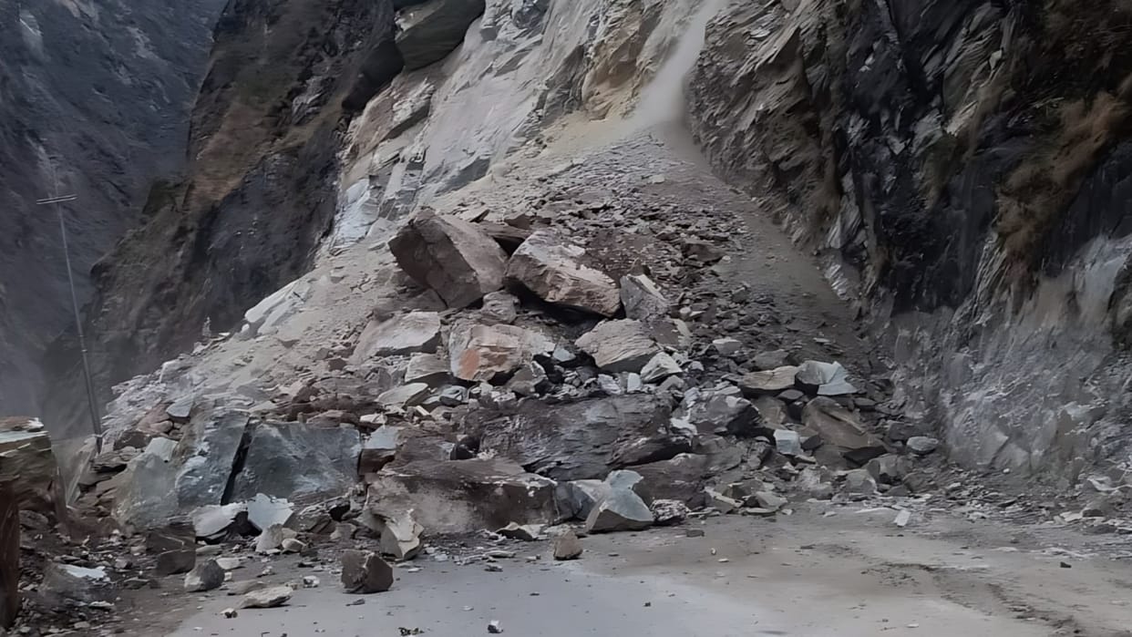 Badrinath highway blocked near Helang travel vehicles stopped at various places Chardham yatra  Uttarakhand
