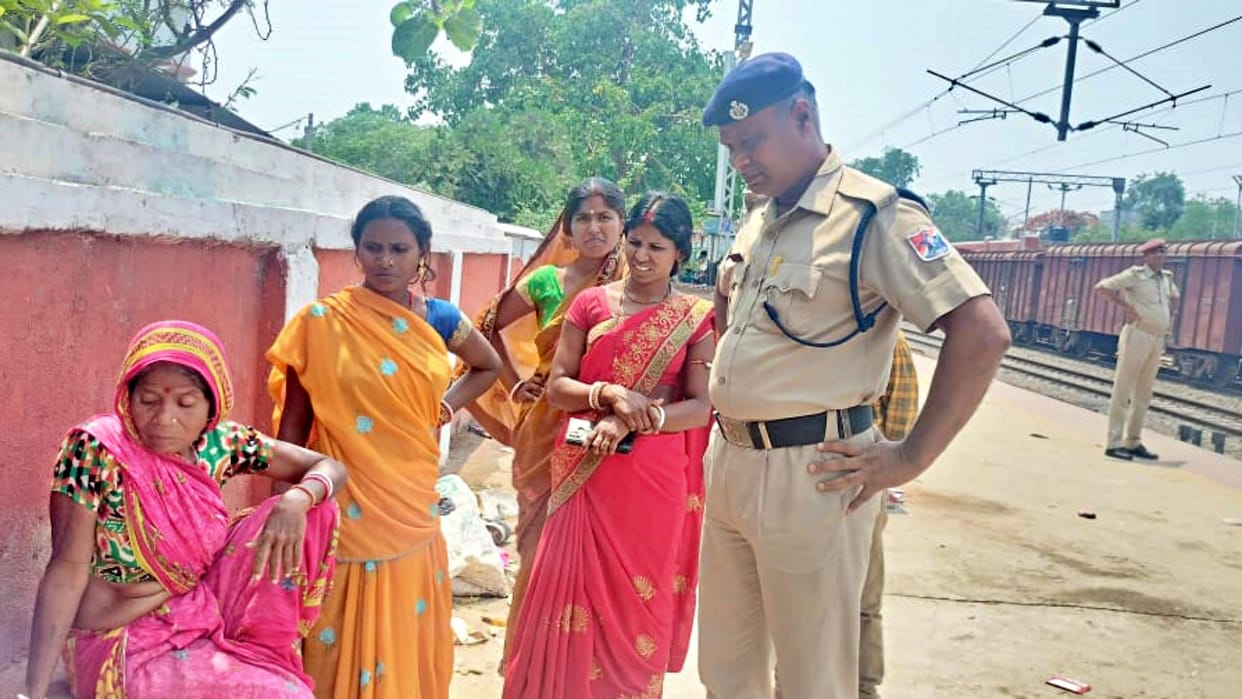 Bihar News Three people died after being hit by a train in Jamui