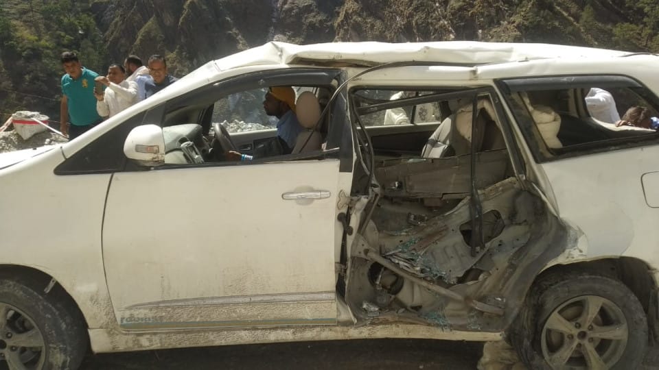 Badrinath Highway Accident Stone and Boulder fell on Tourist Car Two Injured