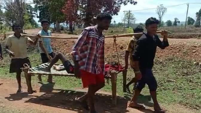 चारपाई पर मरीज को ले जाते ग्रामीण