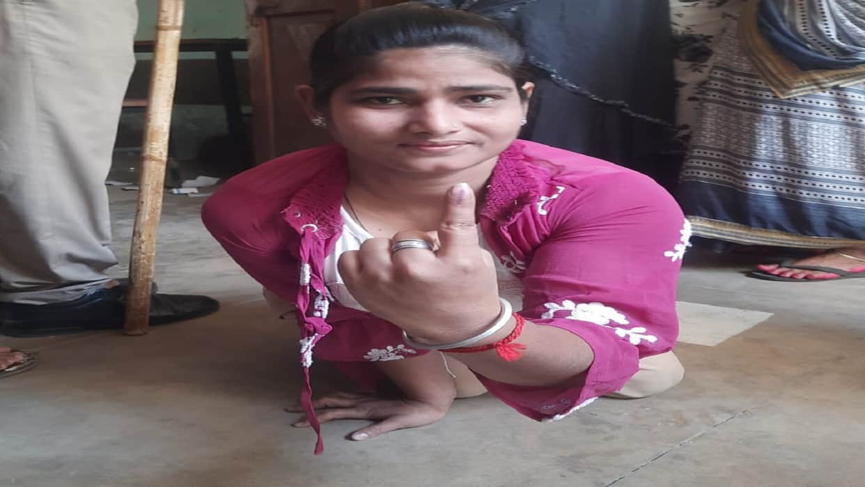 Nikay Chunav Photos This disabled girl told how important it is to vote, see the pictures of voting