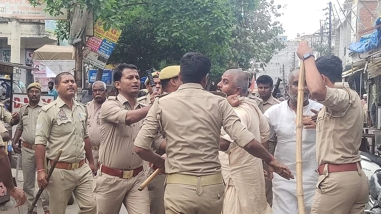 UP Nikay Chunav Two parties clashed over bogus voting in Chandauli