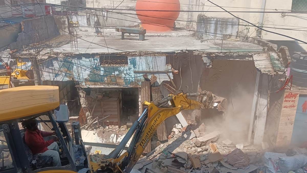 The roof of a grocery store fell in Indore, one person died due to being crushed.