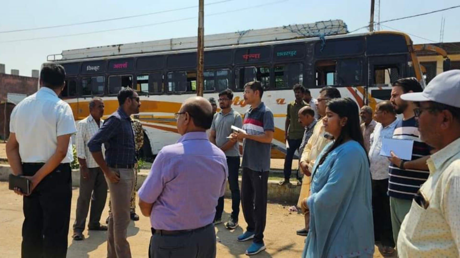 निरीक्षण के दौरान कलेक्टर सहित अन्य लोग