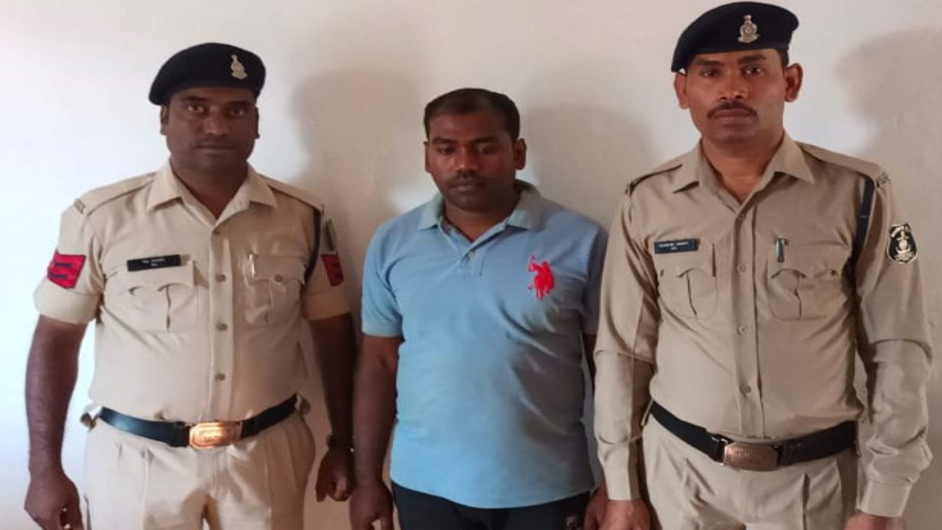 पुलिस गिरफ्त में आरोपी दूल्हा।