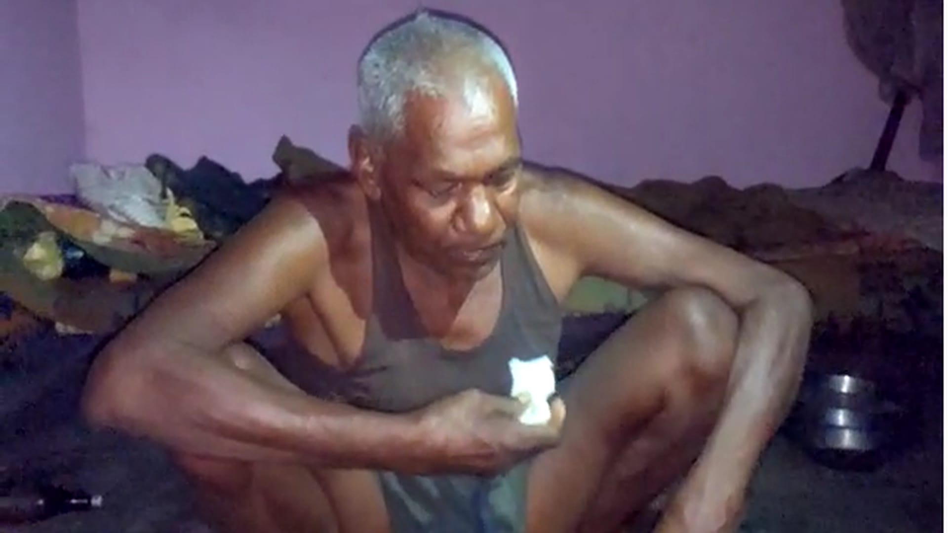 नमक- रोटी खाता बुजुर्ग।